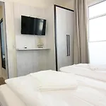 Im Avalon Bellevue, * Φέμαρν